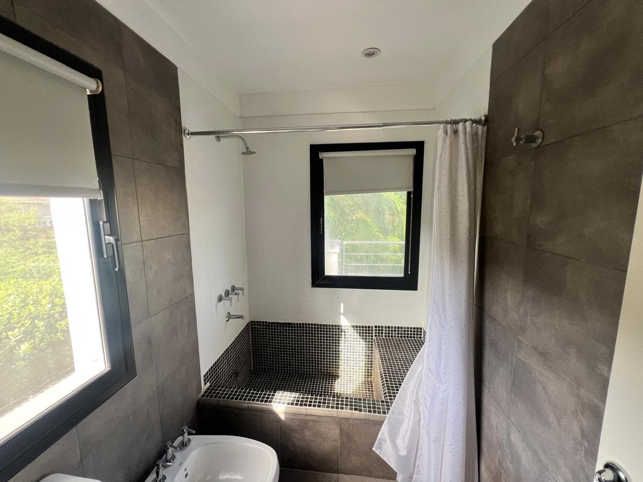 Renovación de Baño Moderno con Bañera Revestida